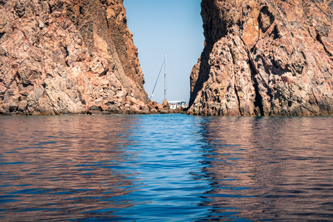 From Milos: Guided Day Cruise to Kleftiko With Lunch From Adamas Port: Day Cruise to Kleftiko Caves with Lunch