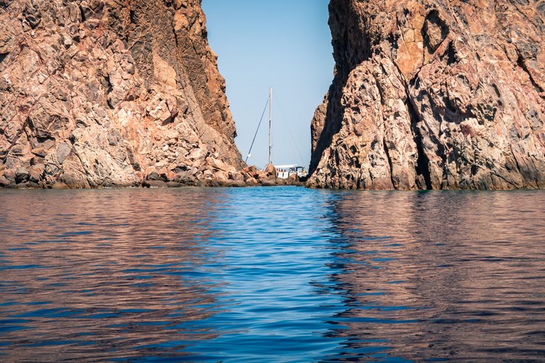 From Milos: Guided Day Cruise to Kleftiko With Lunch From Adamas Port: Day Cruise to Kleftiko Caves with Lunch