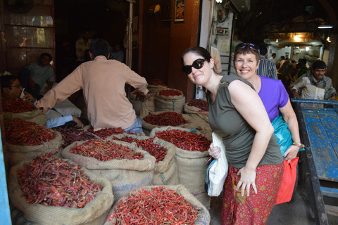 Experimente a comida, o patrimônio, a cultura e visite o mercado de especiariasAproveite a comida de rua, a cultura, o mercado de especiarias e o Masterji Haveli