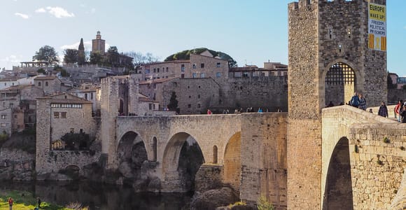 Von Girona aus: Besalú, Banyoles und die historische Garrotxa Tagestour