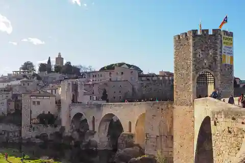 Von Girona aus: Besalú, Banyoles und die historische Garrotxa Tagestour