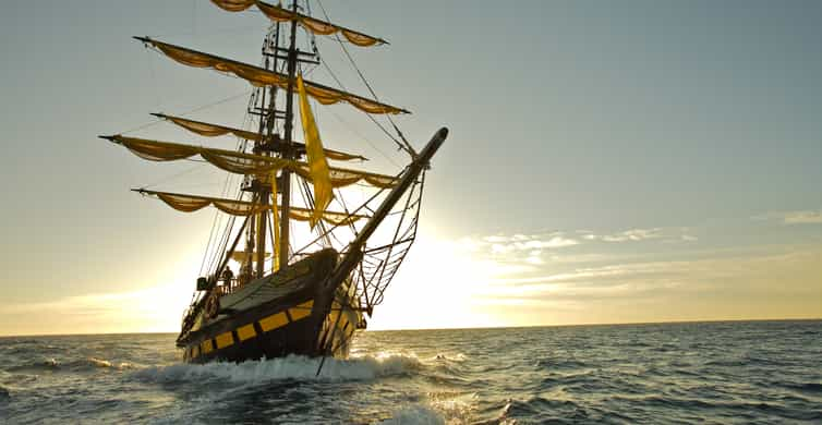 Cabo San Lucas: Sunset Pirate Ship Cruise with Dinner Show