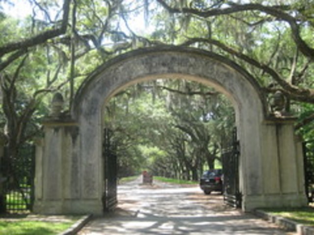 Visit Savannah Wormsloe Plantation and Bonaventure Cemetery Tour in Isle of Hope, Georgia, USA