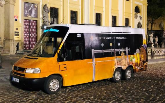 Prag: Bierbus Flughafentransfer