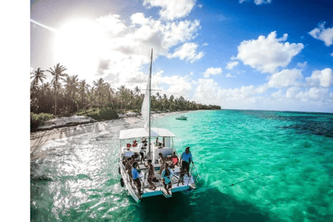 Punta Cana: aventura de catamarã com mergulho com snorkel e bebidasPunta Cana: Aventura de catamarã com mergulho com snorkel e bebidas
