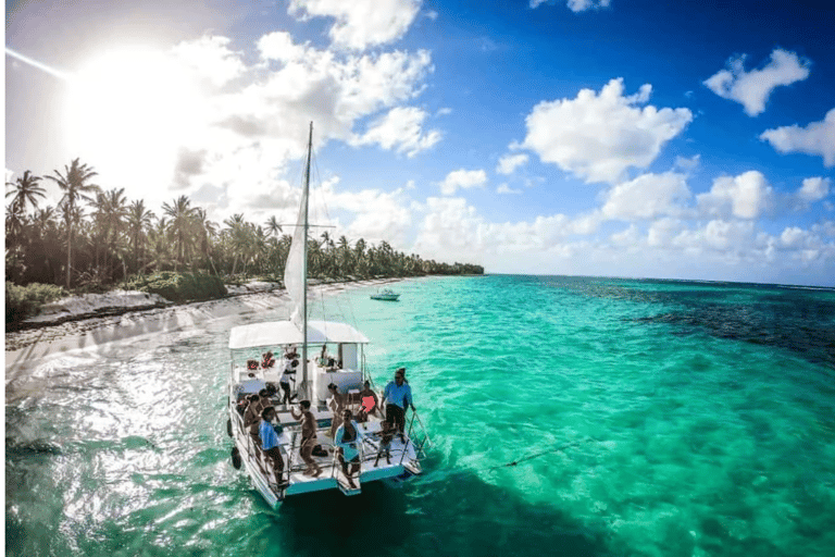 Punta Cana: aventura de catamarã com mergulho com snorkel e bebidasPunta Cana: Aventura de catamarã com mergulho com snorkel e bebidas