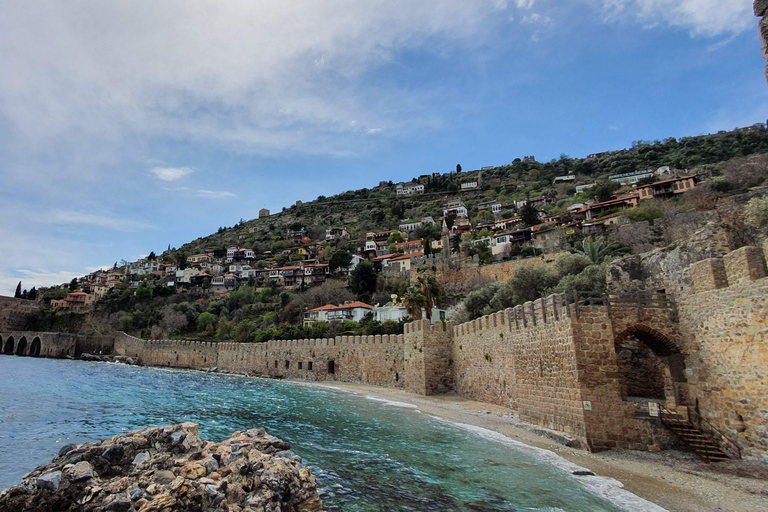 Kryssning längs Alanyas kust: Sol, bad och natursköna vyerMötesplats i Alanya hamn vid båten