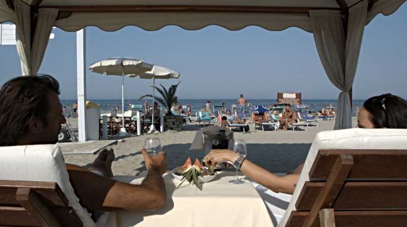 Риччоне: зонтик и шезлонги на пляже Байя-дельи-Анджели