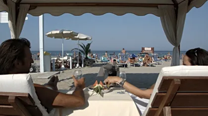 Riccione: Sonnenschirm und Liegestühle am Strand Baia degli Angeli