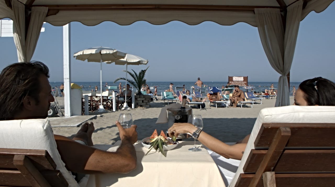 Riccione: Sonnenschirme und Liegestühle am Strand Baia degli Angeli