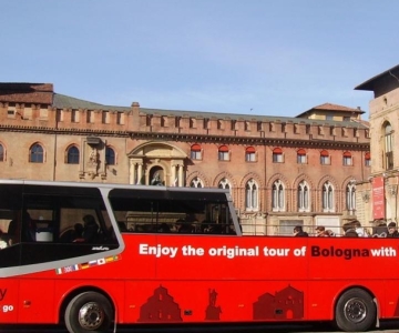 Bolonha: Passeio de ônibus vermelho pela cidade e degustação de comida local