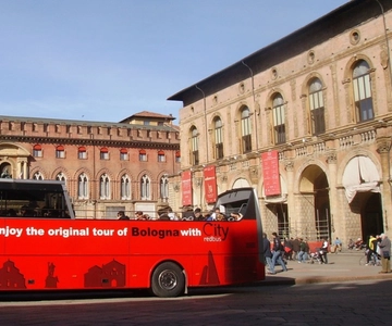 Bologna: Rote Bus Stadtführung und Verkostung von lokalen Speisen