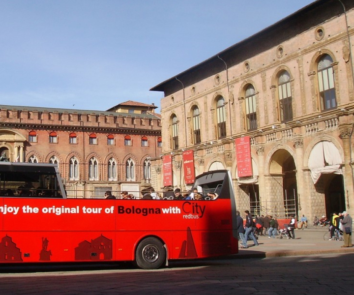 Bologna: tour in City Red Bus e degustazione di cibo locale