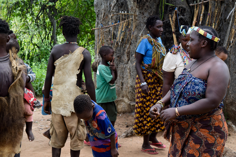 Au départ d'Arusha : circuit du lac Eyasi, des villages Datoga et HadzabeAu départ d'Arusha : visite du lac Eyasi, des villages Datoga et Hadzabe