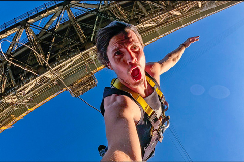 Saut à l&#039;élastique sur le pont des chutes Victoria