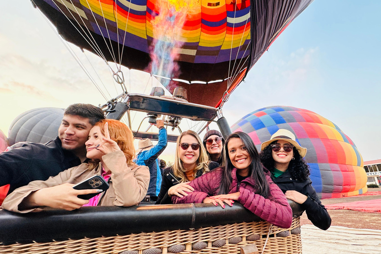 from MexicoCity:Balloon flight Over thepyramidsofTeotihuacanVuelo en globo aerostatico con traslado desde CDMX