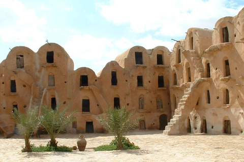 Ksar Ghilane: Oásis, Dunas e Aventura Star Wars com descobertas berberesKsar Ghilane: Oásis, dunas e aventura Star Wars com descobertas berberes