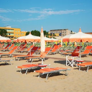 Riccione: Sombrilla de playa y tumbonas en la playa 209