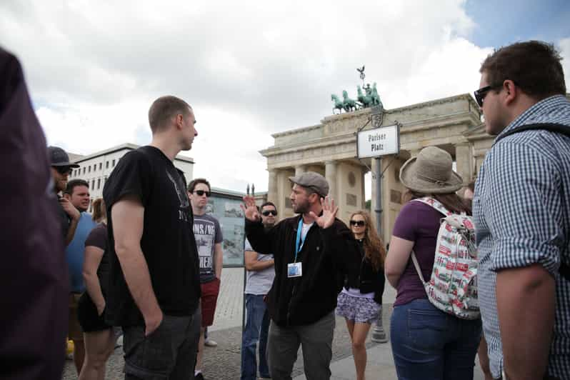 Berlín tour a pie del Muro y la Guerra Fría GetYourGuide