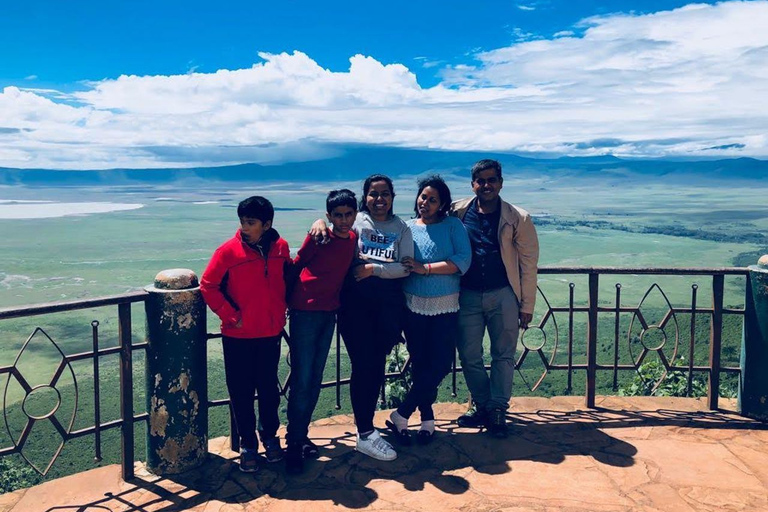 Desde Arusha: cráter del Ngorongoro con recorrido por la naturaleza y almuerzo