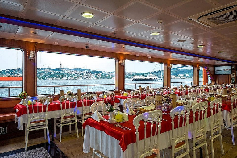 Istanbul Bosporus Cruise met diner en entertainmentBosporus-dinercruise met lokale alcohol