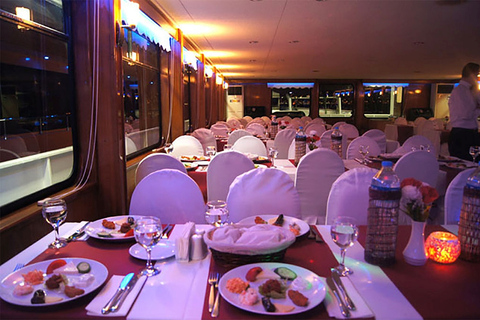 Istanbul Bosporus Cruise met diner en entertainmentBosporus-dinercruise met lokale alcohol