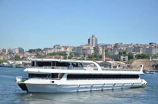 Istanbul: Bosporus-Bootsahrt mit Abendessen & Entertainment