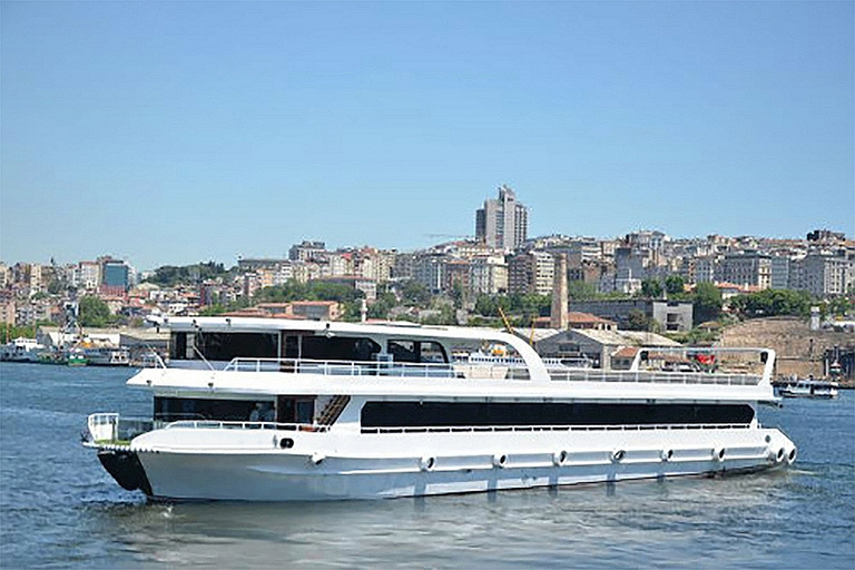 Istanbul Bosporus Cruise met diner en entertainmentIstanbul Bosporus-cruise met alleen diner en frisdrank