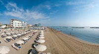 Dia do Lido Di Savio Beach Club com piscina - Housity