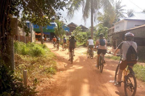 Siem Reap: ciclo di campagna e tour della vita del villaggio localeSiem Reap: tour privato in bicicletta e nella vita del villaggio locale