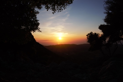 Rodos: Wycieczka o zachodzie słońca Profitis Ilias z przekąskamiWycieczka o zachodzie słońca z odbiorem i dowozem