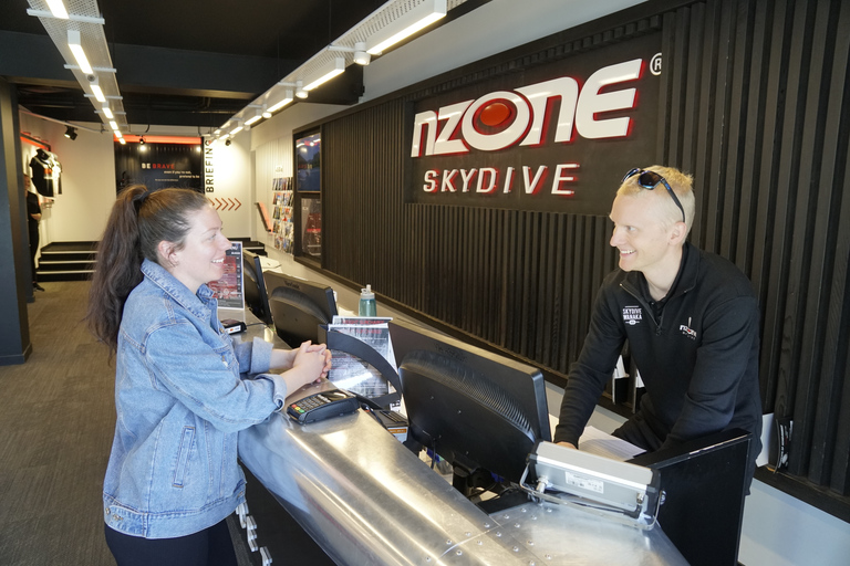 Queenstown: Tandem Skydive from 9,000, 12,000 or 15,000 Feet12,000 Ft Flight