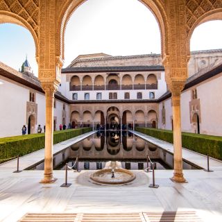 Ab Sevilla: Tagestour nach Granada mit Alhambra & Albaicín