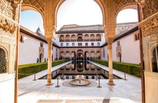 Ab Sevilla: Tagestour nach Granada mit Alhambra & Albaicín