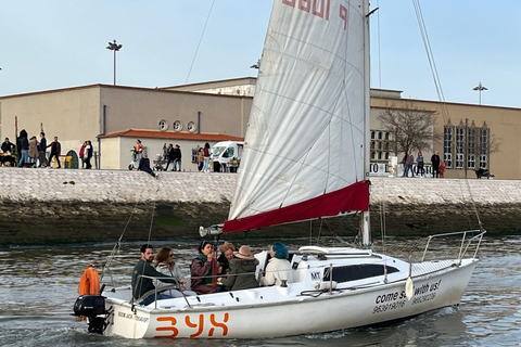 رحلة بحرية لمدة ساعتين في لشبونة على متن سفينة غروب الشمسرحلة بحرية لشبونة غروب الشمس لمدة ساعتين