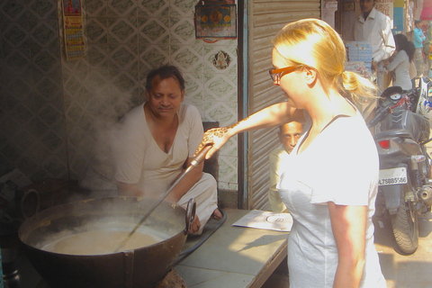 Scopri il cibo, il patrimonio, la cultura e visita il mercato delle spezieGoditi il cibo di strada, la cultura, il mercato delle spezie e il Masterji Haveli