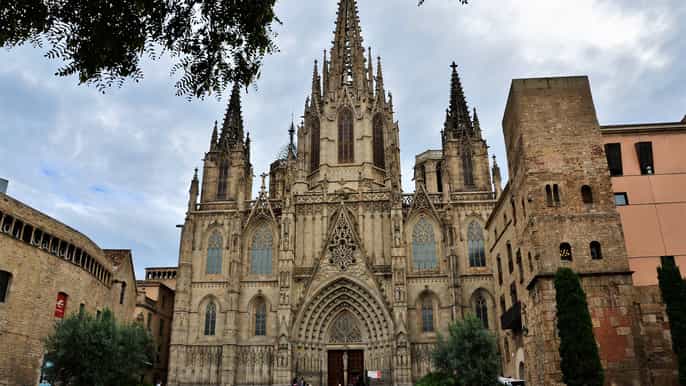 barcelona destaca la excursión de medio día en grupos pequeños con recogida