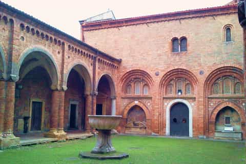 Bologna: Private Santo Stefano Tour with Food Tasting