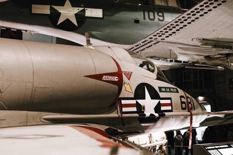 Musée de l'air et de l'espace et de l'histoire américaine : visite guidée combinéeAir & Space + AHM Semi-Private Combo Tour en anglais