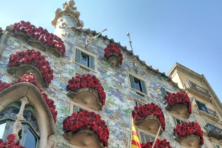 Barcelone: visite à pied en soirée dans la région de Gaudi avec des tapasTour en anglais