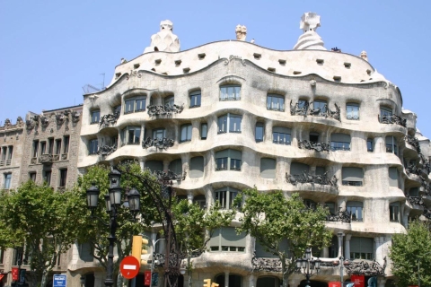 Barcelona: tour nocturno a pie por la zona de Gaudí con tapasTour en español