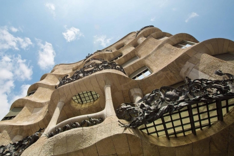 Barcelona: Evening Walking Tour in the Gaudi Area with Tapas Tour in English