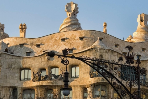 Barcelona: Evening Walking Tour in the Gaudi Area with Tapas Tour in Spanish