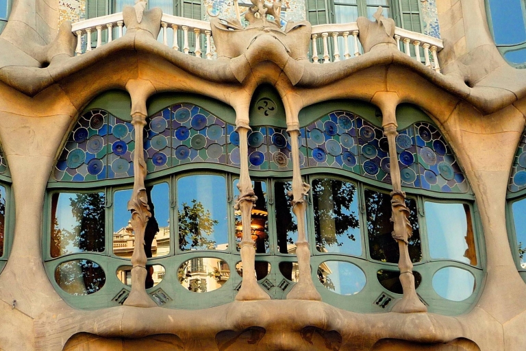 Barcelona: tour nocturno a pie por la zona de Gaudí con tapasTour en español