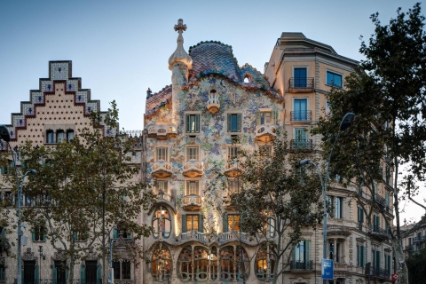 Barcelona: avondwandeltocht in de Gaudi-regio met tapasTour in het Spaans