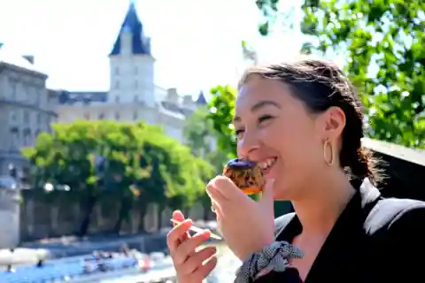 Paris: Guided Champagne & Food Tour in St-Germain-des-Pres