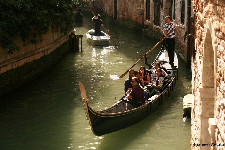 Venice: St. Mark’s Basilica and Gondola Combo Tour German Tour
