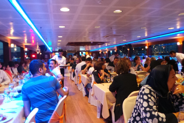 Bósforo: crucero con cena con experiencia en vivoCena crucero con actuaciones en vivo - Menú Alcohol