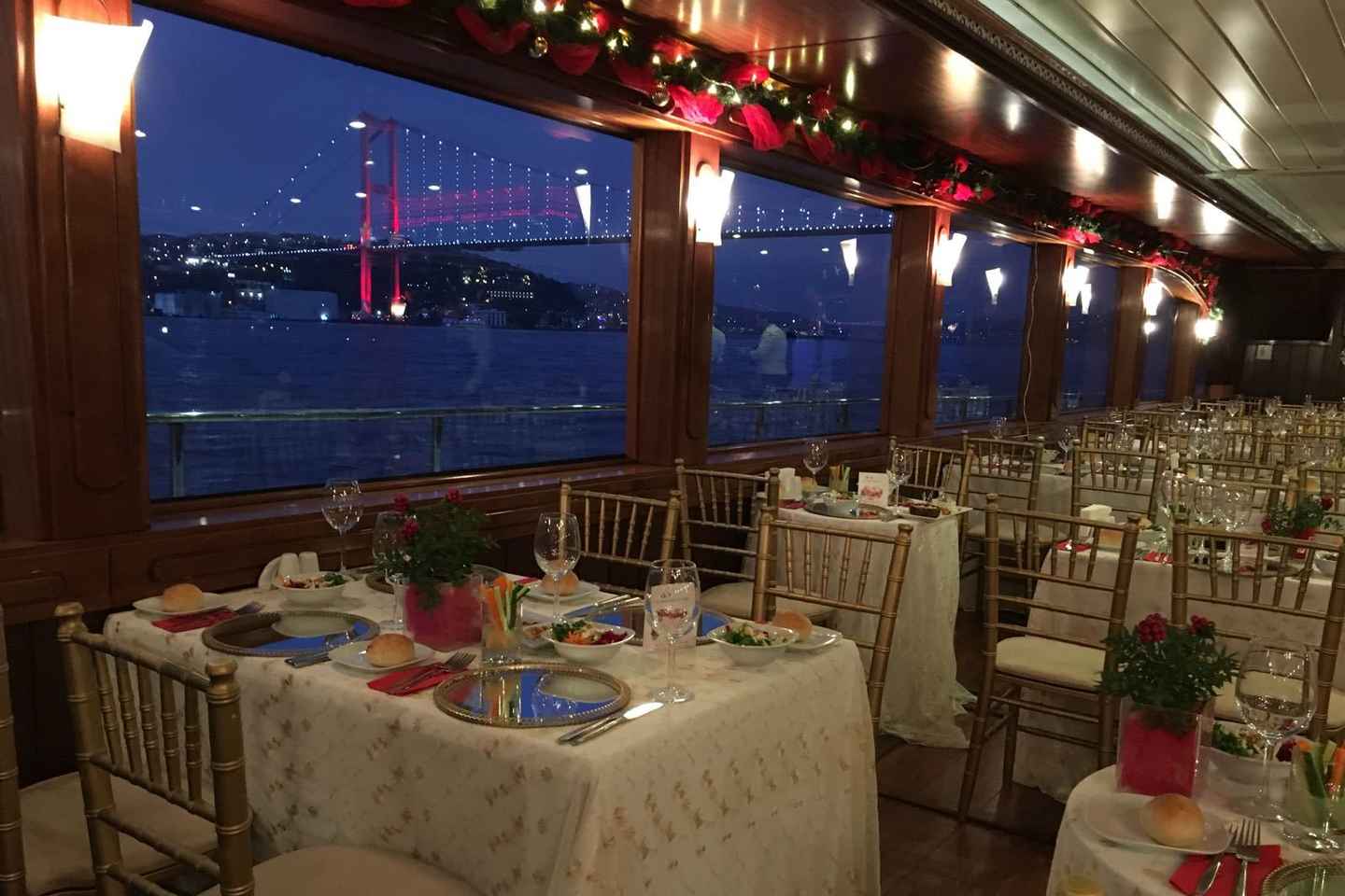 Crucero con Cena y Espectáculo en el Bósforo, Estambul