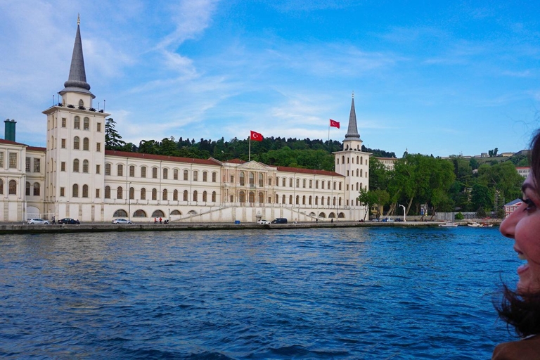 Istanbul : croisière de 1,5 h sur le BosphoreIstanbul : croisière sur le Bosphore depuis le quai Eminonu